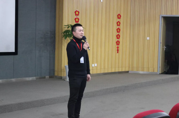 1552619932397372.jpg 配图2 UI讲师罗老师为大家送上临别致辞.jpg