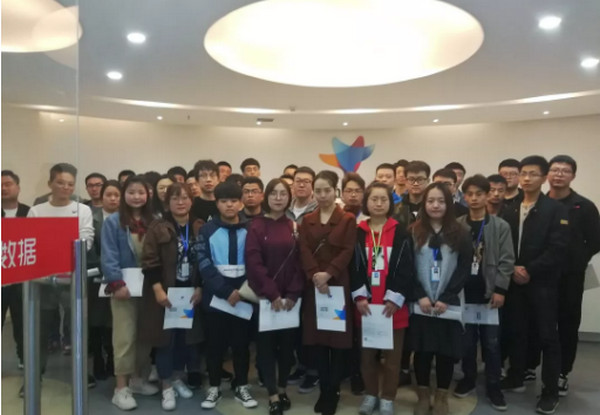 1553566580342920.jpg 配图2 西安云和数据UI班开班典礼.jpg