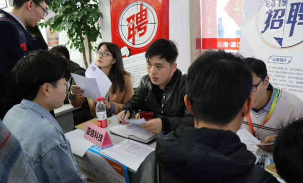 1553649585707693.jpg 配图3 第二届中原名企招聘会IT专场获好评.jpg