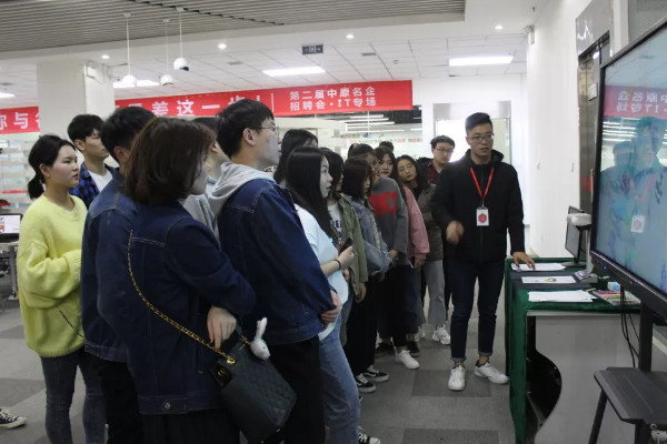 1553737107621540.jpg 配图2 河南工业贸易职业学院师生参观云和数.jpg