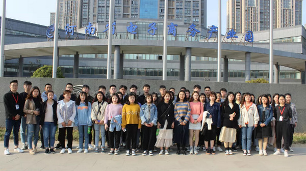 1553737131991338.jpg 配图5 参观结束合影留念.jpg